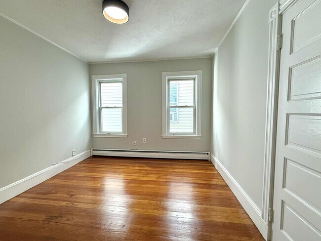 Building Photo - 19 Howell St