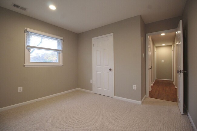 Building Photo - Large 4BR/3B Brick Home