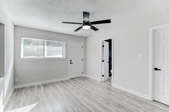 Building Photo - 207 Betral St