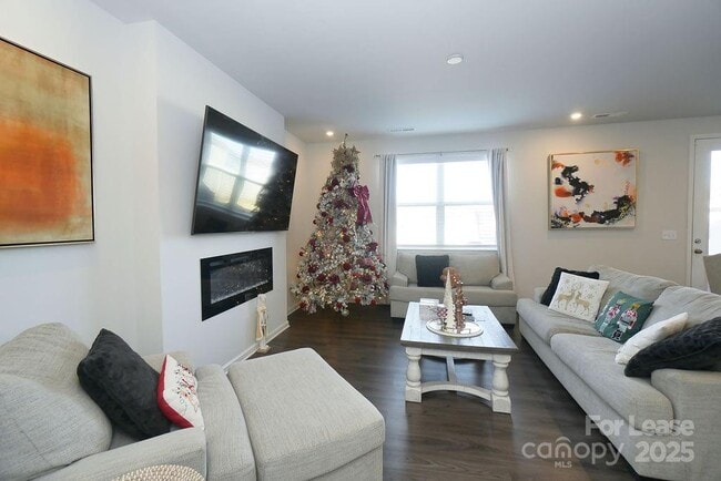 Building Photo - 547 Sitka Dr