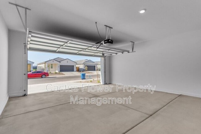 Building Photo - 2037 W Shelly Ave