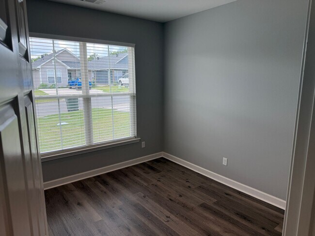 Building Photo - 3 Bed 3 Bath Home