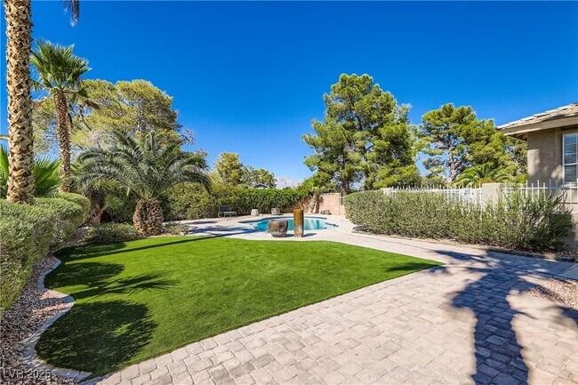 Building Photo - 6690 N Torrey Pines Dr
