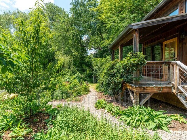 Building Photo - 81 5th Ave