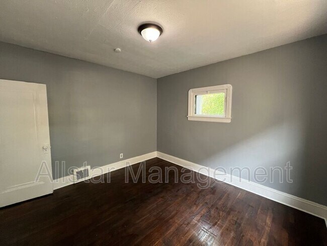 Building Photo - 3257 E 139th St