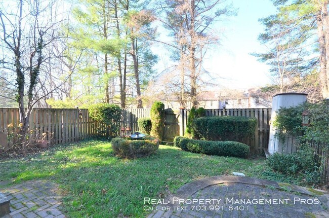 Building Photo - Charming End Unit by Huntsman Lake!