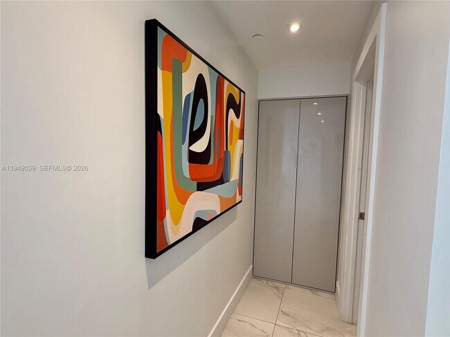 Building Photo - 225 Collins Ave