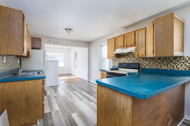 Building Photo - 621 E Meyers Ave