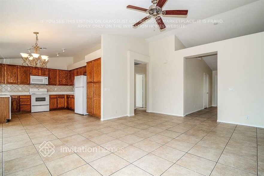 Building Photo - 6615 N 77th Dr