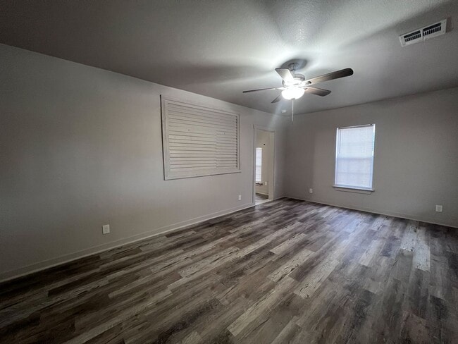 Building Photo - Adorable 1 bedroom Studio duplex