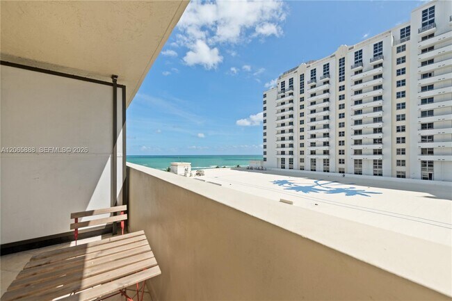 Building Photo - 1621 Collins Ave