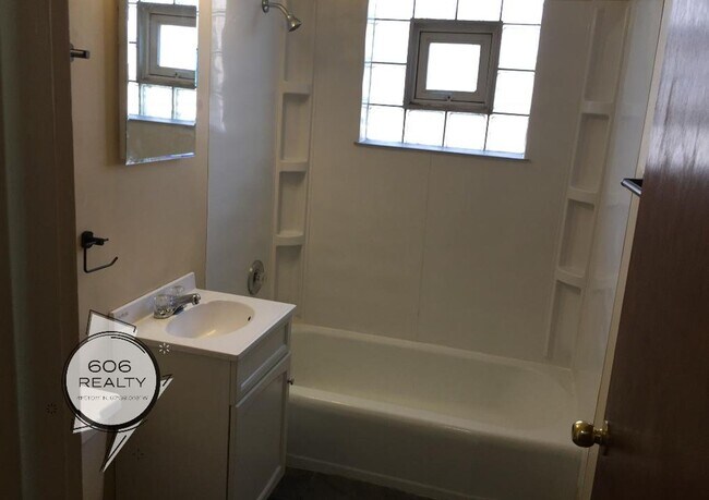 Building Photo - Cozy, one bedroom apartment in Cicero, Clo...