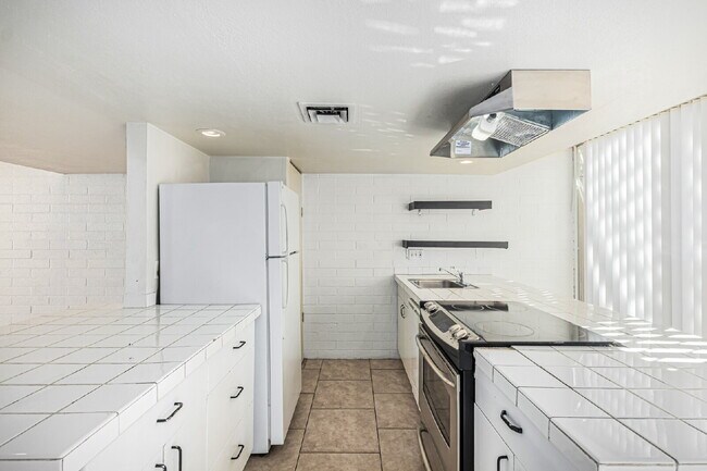 Building Photo - Great Location - 2 bed 1 bath Private Yard