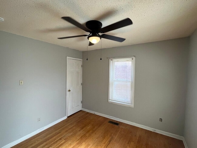 Building Photo - "Charming 3-Bed, 1 bath Retreat with Beautiful Floors on Laura Avenue!"