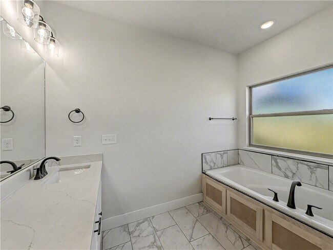 Building Photo - 6906 SW Basswood Ave