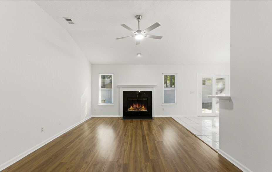 Building Photo - 8510 Majestic Oaks Dr S