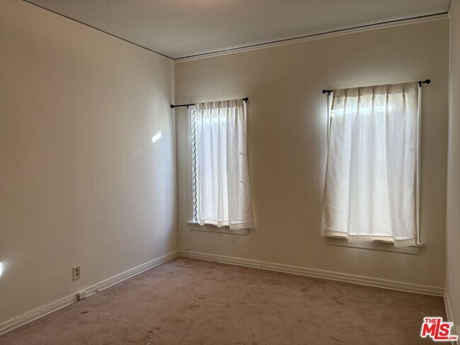 Building Photo - 351 N Gardner St