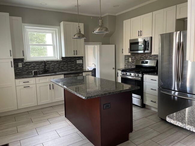 Building Photo - Beautifully Renovated Home in Columbia Bor...