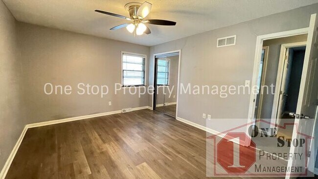 Building Photo - 3 Bedroom, 2 Bathroom in Lee's Summit!