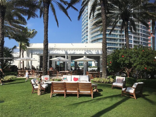 Building Photo - 100 South Pointe Dr