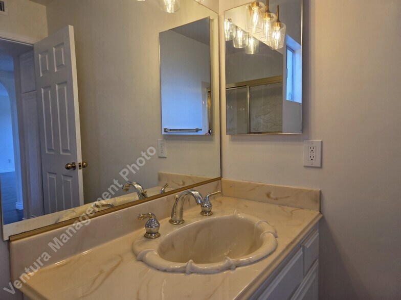 Building Photo - 725 Azure Hills Dr