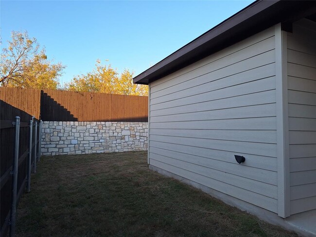 Building Photo - 758 Staglin St