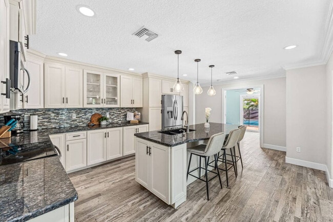 Building Photo - 1109 Seminole Dr