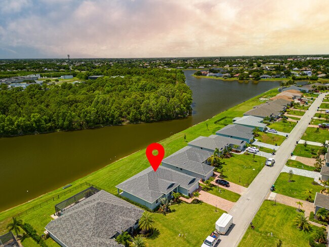 Building Photo - 388 SW Vista Lake Dr