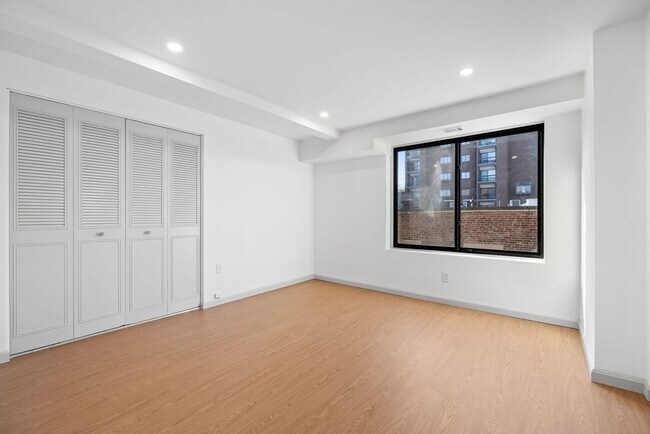 Building Photo - 1243 Beacon St