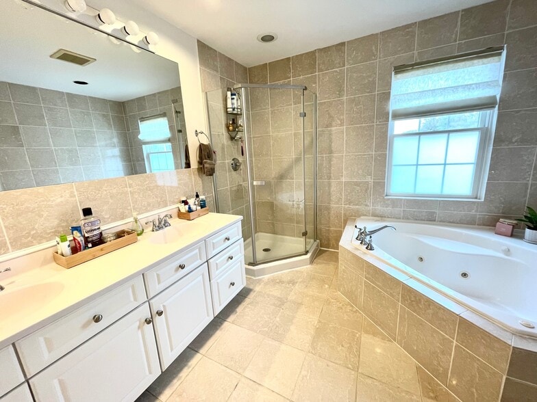 Main bathroom (3rd floor) - 38 Lourdes Ave