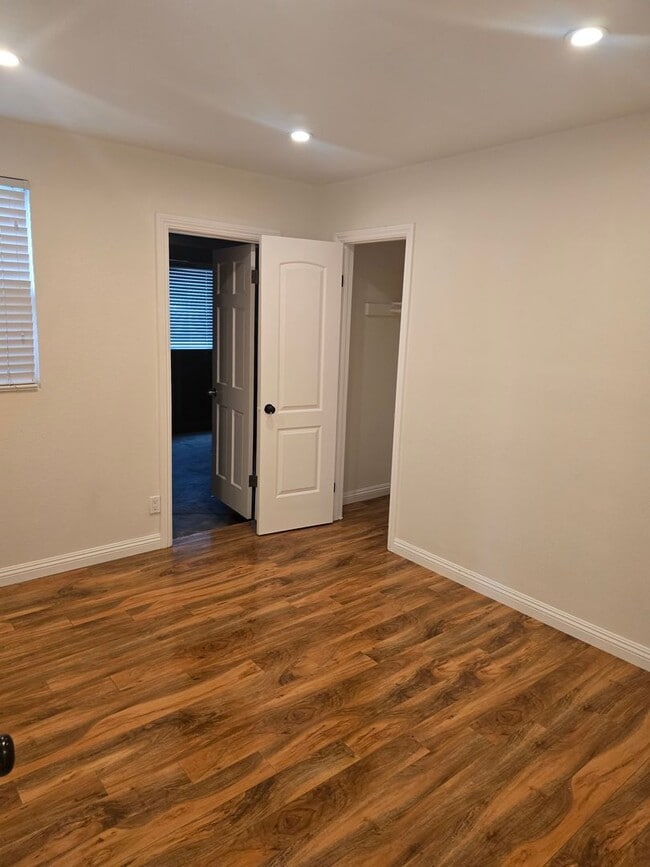 Building Photo - Beautifully Maintained 6-Bedroom Home in t...