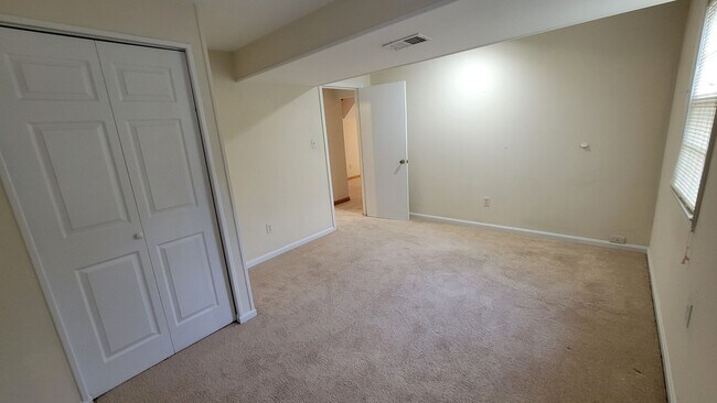 Building Photo - Stunning 4 Bedroom 2.5 Bathroom 3-Level Ho...
