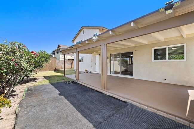 Building Photo - Spacious Home on Corner Lot!