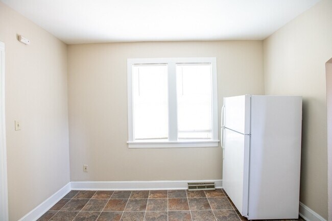 Building Photo - 1020/1022 E Center Townhouse, Riverwest, E...