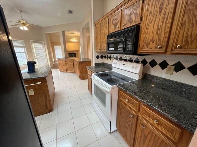 Building Photo - Large 4 Bedroom Home in Skipcha Mountain!