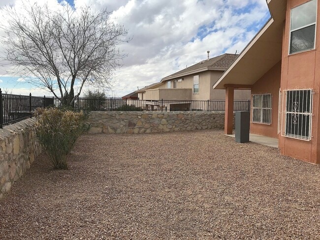 Building Photo - West El Paso 3 bed refrig A/C Home with Bonus Loft and Solar!