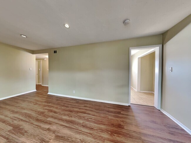 Building Photo - 10757 Valley View Ave