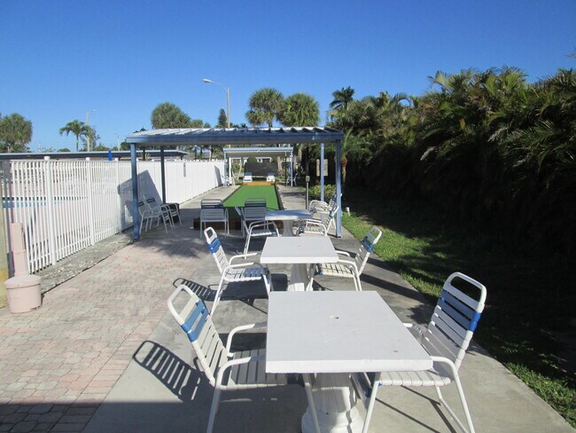 Building Photo - 2731 Barkley Dr W