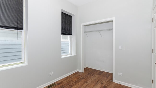 Building Photo - 1355 W Walton St