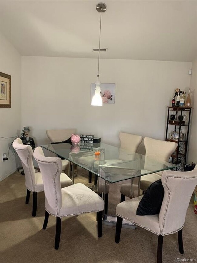 Building Photo - MOVE IN READY CONDO IN WALLED LAKE!