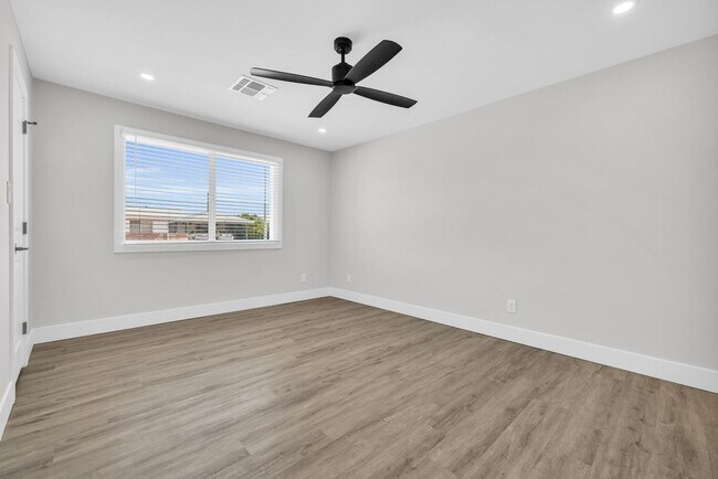 Building Photo - 6 BED/4 BATH Complete remodel with backyard pool & bar