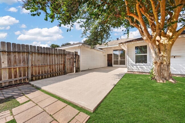 Building Photo - 15307 Flemington Ave