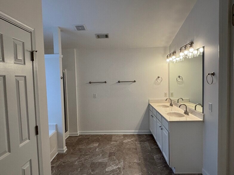 Building Photo - 27 Farm Brook Way