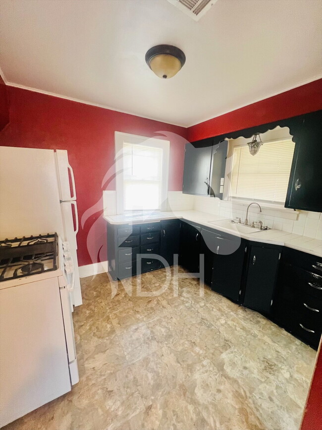 Building Photo - "Charming 2-Bed Gem in Enid's Heart!"