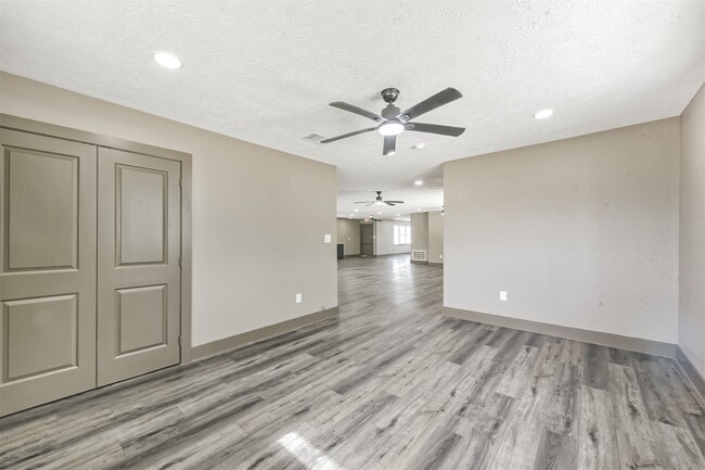 Building Photo - 9030 Almeda Genoa Rd