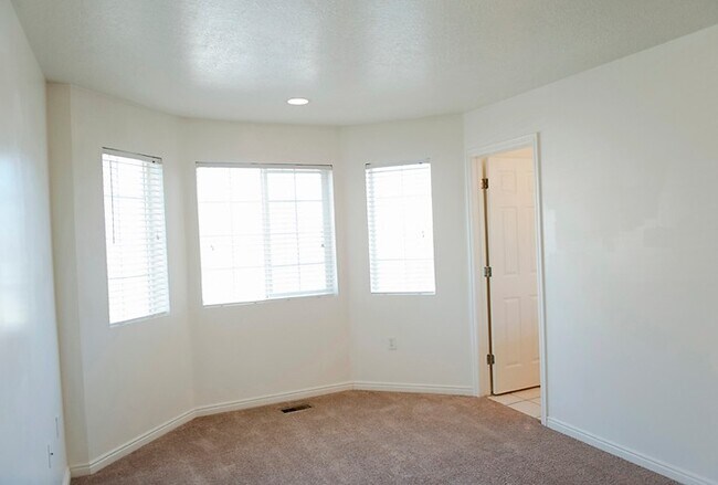 Building Photo - 260 E 400 N