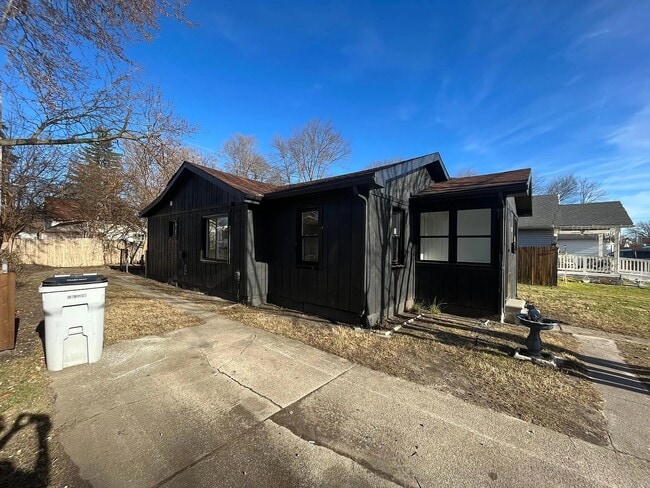 Building Photo - 90 W Meyers Ave