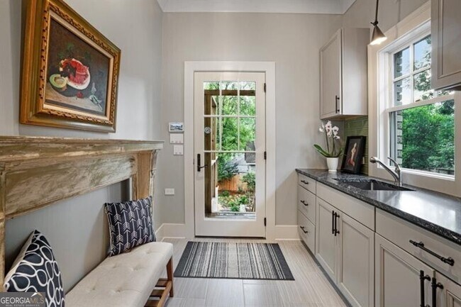 Building Photo - 407 8th St NE