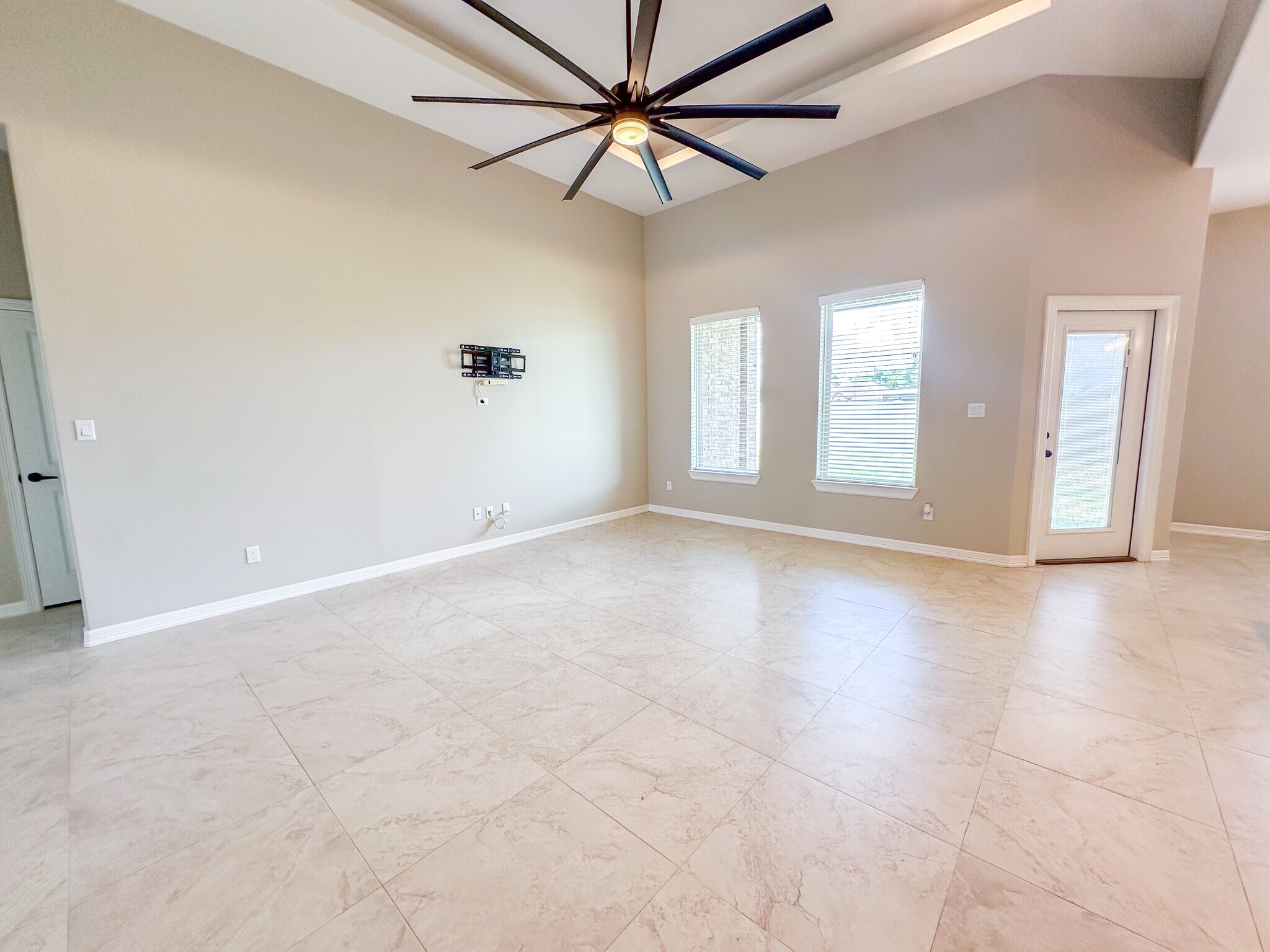 Building Photo - 814 Knotty Pine Ln