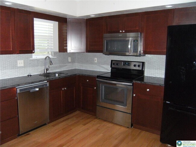 Building Photo - 174 Springhouse Rd